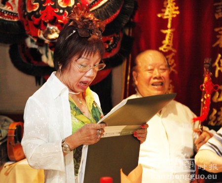 法国中欧法华国乐社社长冯容(右)与成员现场表演助兴。(摄影:李牧) 法国中欧法华国乐社社长冯容(右)与成员现场表演助兴。(摄影:李牧)