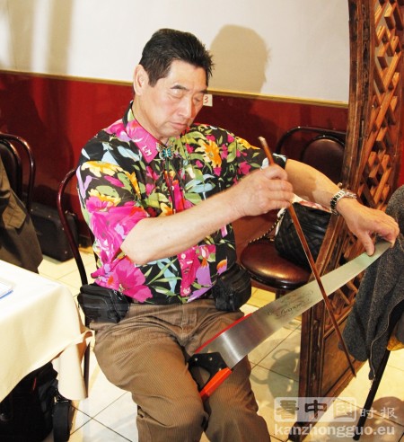 法国南少林武术气功国际研究中心总教练陈雷鸣演奏锯条音乐。(摄影:李牧) 法国南少林武术气功国际研究中心总教练陈雷鸣演奏锯条音乐。(摄影:李牧)