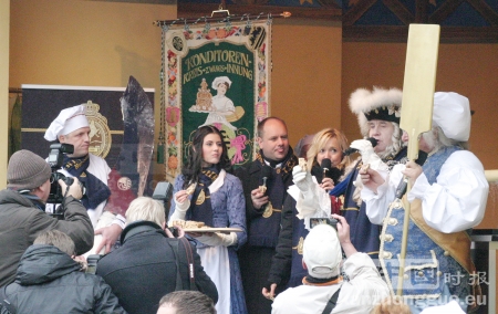 圣诞蛋糕节典礼,左起,德国面点师Rene Krause及蛋糕大刀,蛋糕女孩 Luise Fischer, 市长 Dirk Hilbert, 德国中部电视台主持人Anja Kuebel。(摄影:安迪/看中国) 圣诞蛋糕节典礼,左起,德国面点师Rene Krause及蛋糕大刀,蛋糕女孩 Luise Fischer, 市长 Dirk Hilbert, 德国中部电视台主持人