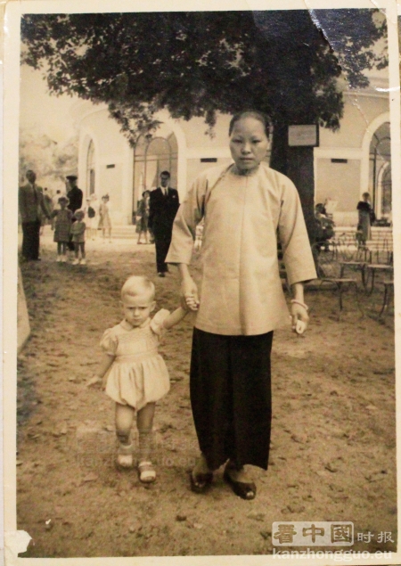 当年的萍姑和老板孩子合影。(摄影:林莲怡/看中国) 当年的萍姑和老板孩子合影。(摄影:林莲怡/看中国)