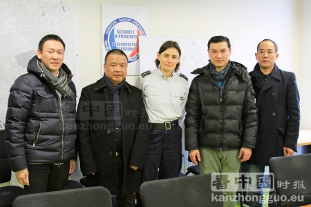 20区警察局副局长乔丹女士(中)、法国美丽城联合商会会长姜金玉(左二)、秘书长陈东晓(左一)、会长助理吴禹鹏(右二)、副会长董唐弟(右一)(摄影:林莲怡/看中国) 20区警察局副局长乔丹女士(中)、法国美丽城联合商会会长姜金玉(左二)、秘书长陈东晓(左一)、会长助理吴禹鹏(右二)、副会长董唐弟(右一)(摄影:林莲怡/看中国