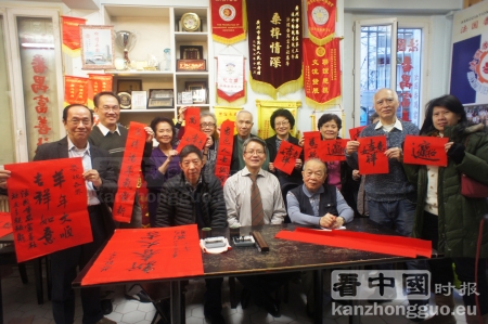 书法师的“招财进宝” (摄影:陆云) 书法师的“招财进宝” (摄影:陆云)