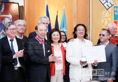 华人艺术家马泽霖(右三)，全球公益联盟副主席陈广城（左三）（摄影：林莲怡/看中国）