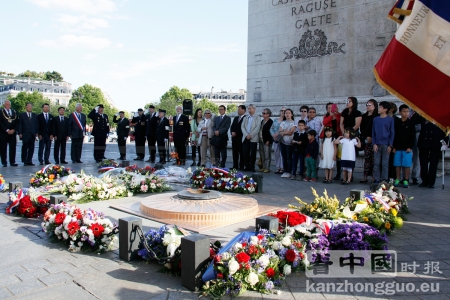 6月19日各界代表在凯旋门下为无名英雄鲜花。（摄影：林莲怡/看中国）