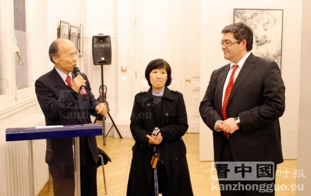 吕庆龙代表(左)、施文英(中)、十三区区长顾梅(右)在开幕式上发言。(摄影:林莲怡/看中国) 吕庆龙代表(左)、施文英(中)、十三区区长顾梅(右)在开幕式上发言。(摄影:林莲怡/看中国)