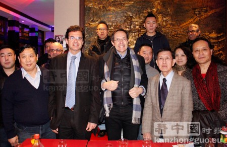 UMP20区区长竞选人佩里方(前排左二)、UMP11区区长竞选人圣-艾迪安(前排左三)、华裔从政人士蔡垂彪(前排左一)、法国寮都师生联谊互助会会长马楚海(前排右二)、红苹果老板孙振华(二排右二)。(摄影:林莲怡/看中国) UMP20区区长竞选人佩里方(前排左二)、UMP11区区长竞选人圣-艾迪安(前排左三)、华裔从政人士蔡垂彪(前排左一)、法国寮都师生联谊互助会会长马楚海(前排右