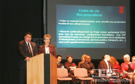 陈汉光（左）和他的竞选团队在会上介绍执政纲领。（摄影：晨光/看中国）