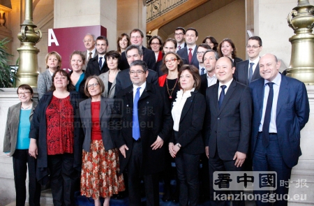 巴黎13区区政府正副区长及工作人员合影,顾梅(Jérôme COUMET)连任区长(前排中)、新任巴黎市议员陈文雄(前排右二)。(摄影:陆云、林莲怡/看中国) 巴黎13区区政府正副区长及工作人员合影,顾梅(Jérôme COUMET)连任区长(前排中)、新任巴黎市议员陈文雄(前排右二)。(摄影:陆云、林莲怡/看中国)