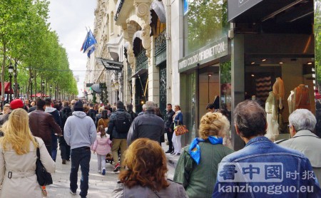周日,巴黎香榭丽舍大道上游人如织。这里是巴黎周日可以营业的旅游区之一。(摄影:晨光/看中国) 周日,巴黎香榭丽舍大道上游人如织。这里是巴黎周日可以营业的旅游区之一。(摄影:晨光/看中国)