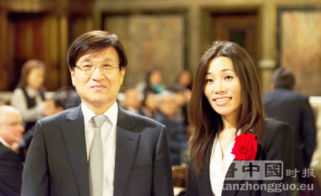 韩国驻法大使LEE Hye-Min先生(左),韩国回声协会会长Mia LEE DERVOUT女士(右)在音乐会合影。(摄影:Julien BAEK) 韩国驻法大使LEE Hye-Min先生(左),韩国回声协会会长Mia LEE DERVOUT女士(右)在音乐会合影。(摄影:Julien BAEK)