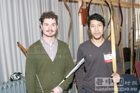 彼得(左)和贾斯廷(右)在展会上。(摄影:安迪/看中国) 彼得(左)和贾斯廷(右)在展会上。(摄影:安迪/看中国)