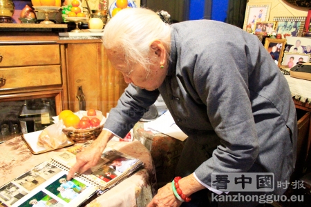 萍姑翻看充满回忆的老相册。(摄影:林莲怡/看中国) 萍姑翻看充满回忆的老相册。(摄影:林莲怡/看中国)