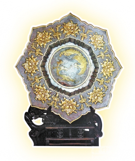 唐•鎏金、鎏银“牡丹龙凤纹大盘”正面