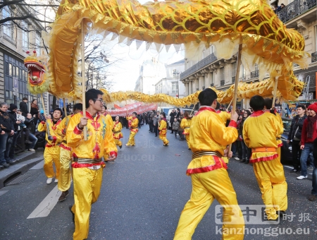 巴黎华人新年舞龙活动（摄影：晨光/看中国）
