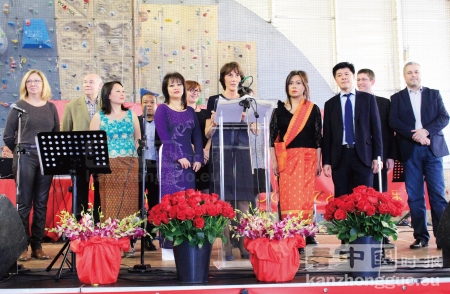 布希市市长Chantal Brunel女士（中）及市政团队（摄影：林莲怡/看中国）