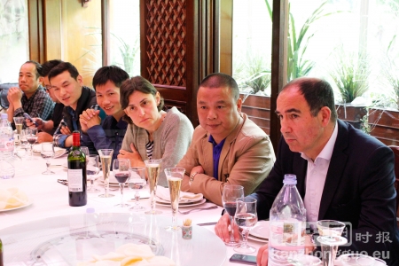 美丽城联合商会及华人代表与警方在幸福楼会面。（摄影：林莲怡/看中国）