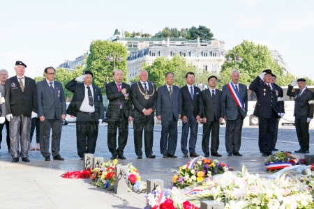 6月19日各界代表在凯旋门下为无名英雄鲜花。（摄影：林莲怡/看中国）