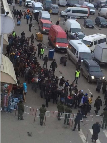 11月19日、20日，俄罗斯当局对华人聚集的两大市场进行大规模的检查行动，很多华商被抓，利益受损。（网络图片）