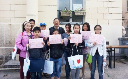 丁伟星校长与部分写字比赛得奖学生颁奖后与家长合影。 丁伟星校长与部分写字比赛得奖学生颁奖后与家长合影。