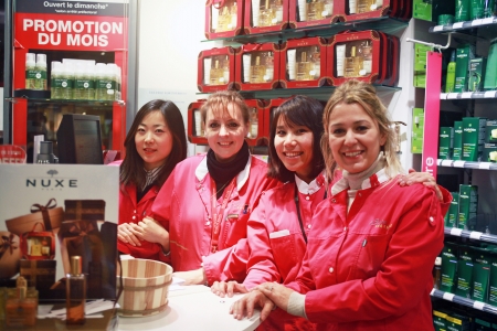 “欧树之夜”活动现场的工作人员