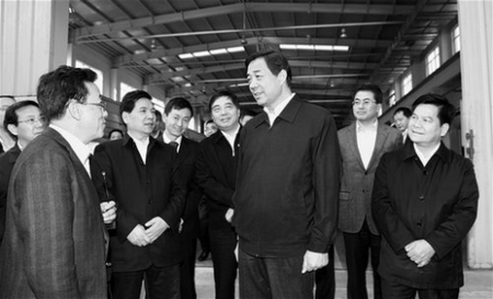 2012年2月，薄熙来（中）到云南“考察交流”，秦光荣（左三）、仇和（右四）等陪同。