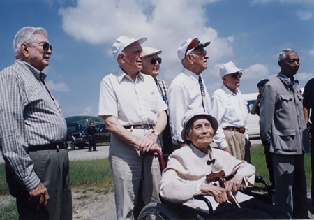 援华抗日的飞虎队老兵和黄欢笑多年后再次重逢。（网络图片）
