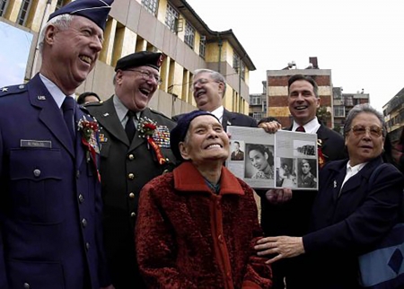 援华抗日的飞虎队老兵和黄欢笑多年后再次重逢。（网络图片）