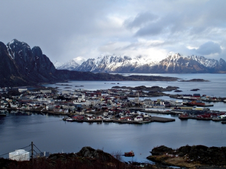 挪威斯沃尔维尔位于罗弗敦群岛最大岛──奥斯特法岛南岸，背靠拔地而起的陡峭山峰。它拥有群岛上最现代化的便利设施和最活跃的夜生活。（Blue Elf/维基百科） 