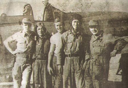 当年的林雨水(右二)与飞虎队的战友美国飞行员合照。 (照片由林雨水大女儿林慰慈提供) 当年的林雨水(右二)与飞虎队的战友美国飞行员合照。 (照片由林雨水大女儿林慰慈提供)