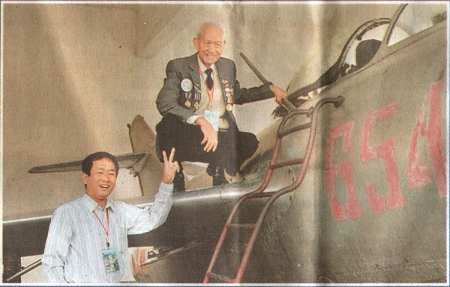 年老的林雨水(右)攀上当年的战机。 (照片由林雨水大女儿林慰慈提供) 年老的林雨水(右)攀上当年的战机。 (照片由林雨水大女儿林慰慈提供)