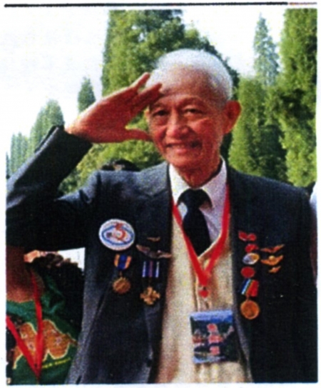 2007年9月21日,林雨水先生又回到了芷江,抬起头看了看芷江的天空,行了一个潇洒的美式军礼,自豪地说:“当年我就是驻守在芷江的中国空军中美混合团五大队的飞行员,我为芷江感到骄傲和自豪!” (照片由林雨水大女儿林慰慈提供) 2007年9月21日,林雨水先生又回到了芷江,抬起头看了看芷江的天空,行了一个潇洒的美式军礼,自豪地说:“当年我就是驻守在芷江的中国空军中美混合团五大队的飞行员