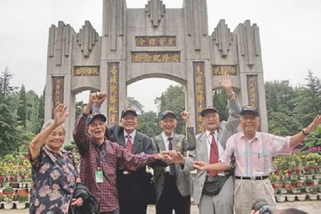 2005年9月7日,林雨水、吴其轺、彭嘉衡、李继贤在湖南芷江的受降血字牌坊前欢呼“我们胜利啦!”。 (照片由林雨水大女儿林慰慈提供) 2005年9月7日,林雨水、吴其轺、彭嘉衡、李继贤在湖南芷江的受降血字牌坊前欢呼“我们胜利啦!”。 (照片由林雨水大女儿林慰慈提供)