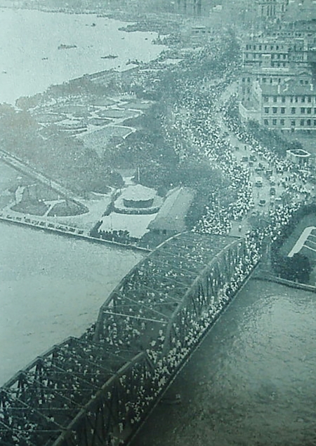 淞沪战争爆发初期经外白渡桥涌入公共租界的难民潮（网络图片）