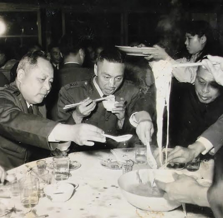 高正明和同仁聚餐。图/高正明女儿高曼丽提供