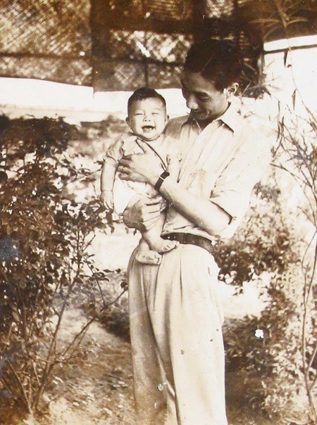 高正明和孩子。图/高正明女儿高曼丽提供