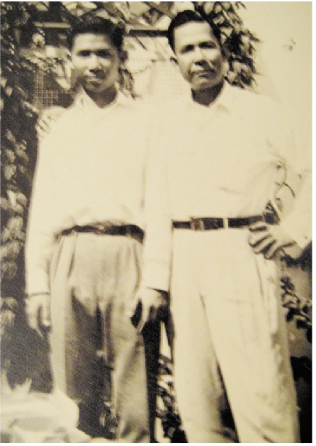 詹致远(左)与父亲詹剑青(右)(网络图片) 詹致远(左)与父亲詹剑青(右)(网络图片)