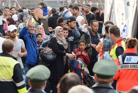 大批难民5日途径匈牙利和奥地利,抵达德国南部第一大城慕尼黑。(AFP/Getty Images) 大批难民5日途径匈牙利和奥地利,抵达德国南部第一大城慕尼黑。(AFP/Getty Images)