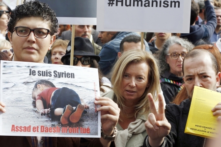 9月5日,法国民众,包括法国总统前女友、记者崔威勒(Valérie Trierweiler)在巴黎共和国广场,举行支持移民的游行。(AFP/Getty Images) 9月5日,法国民众,包括法国总统前女友、记者崔威勒(Valérie Trierweiler)在巴黎共和国广场,举行支持移民的游行。(AFP/Getty Imag