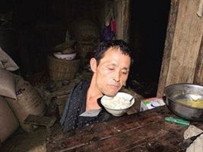 陈星银用下巴夹碗。(网络图片) 陈星银用下巴夹碗。(网络图片)