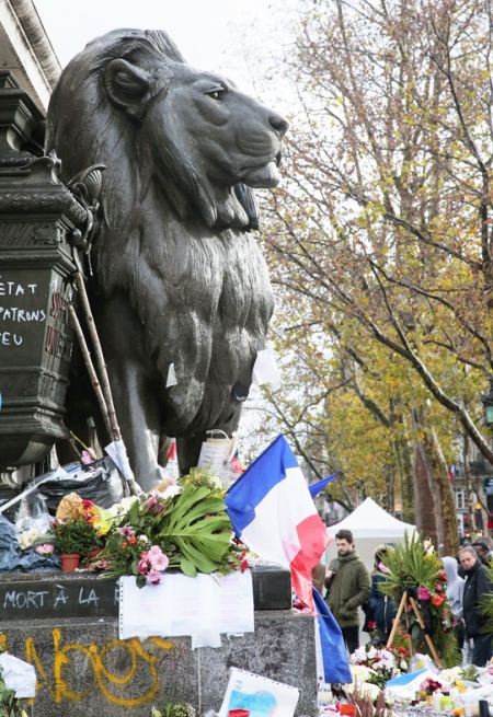 11月21日人们站在巴黎共和国广场悼念11月13日巴黎恐袭中的受害者。 (AFP/Getty Images) 11月21日人们站在巴黎共和国广场悼念11月13日巴黎恐袭中的受害者。 (AFP/Getty Images)