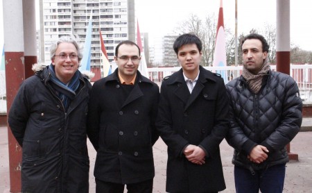 左起迪•马尔提诺、阿卡姆、尼古拉•林、伽法尔在巴尼奥雷市的La Noue居民区合影。(摄影:林莲怡/看中国) 左起迪•马尔提诺、阿卡姆、尼古拉•林、伽法尔在巴尼奥雷市的La Noue居民区合影。(摄影:林莲怡/看中国)