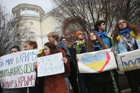 3月8日,在乌克兰克里米亚自治共和国的首都辛菲罗波尔,支持乌克兰现政权的民众手持标语、高呼口号,抗议此前克里米亚议会通过决议,决定克里米亚以联邦主体的身份加入俄罗斯。(Getty Images) 3月8日,在乌克兰克里米亚自治共和国的首都辛菲罗波尔,支持乌克兰现政权的民众手持标语、高呼口号,抗议此前克里米亚议会通过决议,决定克里米亚以联邦主体的身份加入俄