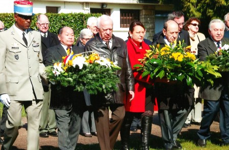 郑国华会长与当地政要(照片由法国侬族印支退伍军人分会提供) 郑国华会长与当地政要(照片由法国侬族印支退伍军人分会提供)