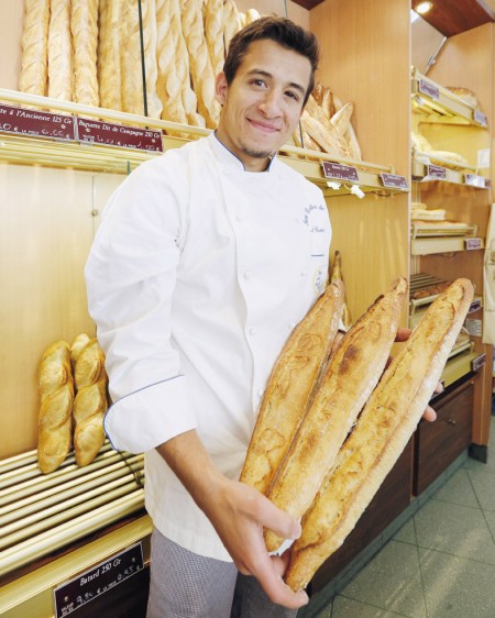 荣获巴黎最佳长棍面包桂冠的面包师特克塞拉(Antonio Teixeira)(AFP/Getty Images) 荣获巴黎最佳长棍面包桂冠的面包师特克塞拉(Antonio Teixeira)(AFP/Getty Images)
