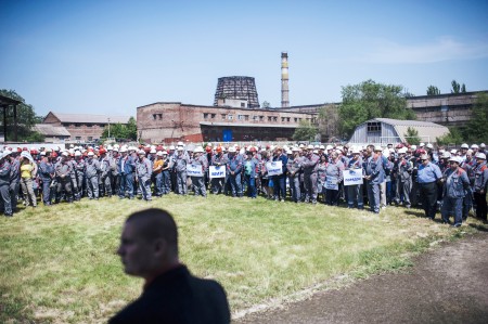 5月20日,顿涅茨克省的第二大城马里乌波尔港市伊里奇与阿佐夫钢铁工厂的上万名员工,组建钢铁自卫队,不分昼夜的巡视该港市的大小街道。(AFP/Getty Images) 5月20日,顿涅茨克省的第二大城马里乌波尔港市伊里奇与阿佐夫钢铁工厂的上万名员工,组建钢铁自卫队,不分昼夜的巡视该港市的大小街道。(AFP/Getty Imag
