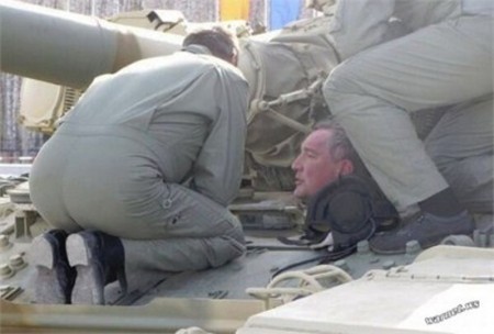 罗格津被卡在驾驶舱。(网络截图) 罗格津被卡在驾驶舱。(网络截图)