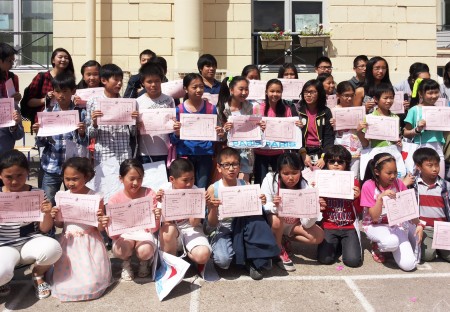 部分优秀学生颁发奖状后合影。 部分优秀学生颁发奖状后合影。