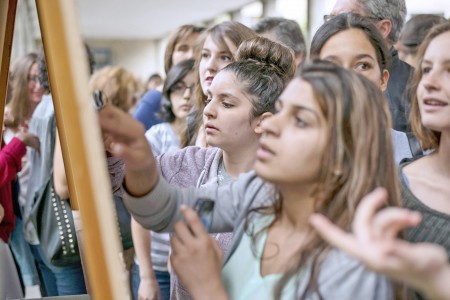 7月4日,参加法国高中毕业会考(BAC)的考生们在察看考试成绩。(AFP/Getty Images) 图片说明7月4日,参加法国高中毕业会考(BAC)的考生们在察看考试成绩。(AFP/Getty Images)