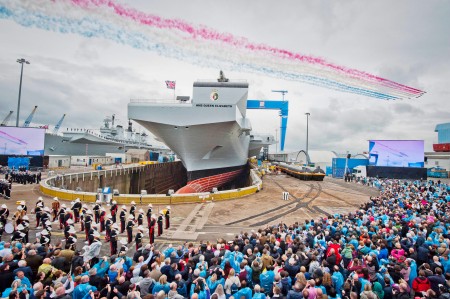 英国女王4日在苏格兰为英国最大战舰举行掷瓶命名仪式。（Getty Images）