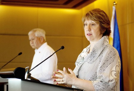 7月29日，欧盟外交和安全政策高级代表阿什顿（右）在与菲律宾外交事务秘书（左）会见期间，在新闻发布会上说，鉴于俄罗斯在乌克兰危机中的作用，欧盟正寻找新的方法来加